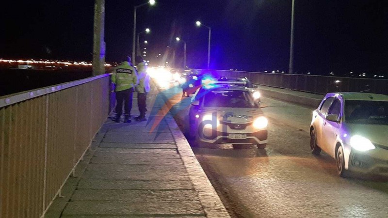 Rescataron a una mujer que se arroj desde un puente