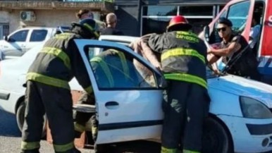 Atropellaron un ciclista y quedó incrustado en el parabrisas del auto: las increíbles imágenes