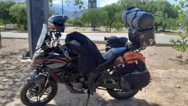 Le robaron la moto a turistas en pleno centro de una localidad patagónica y quedaron varados: "Fue en menos de 10 minutos"