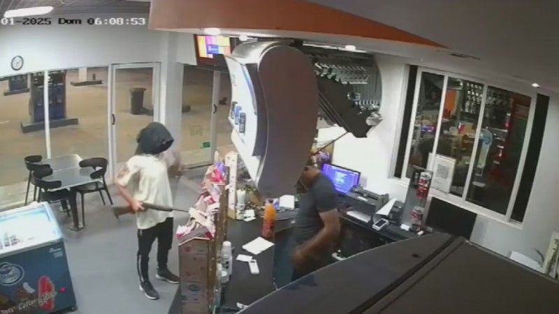 Le quit el arma a un ladrn en una estacin de servicio: el increble video