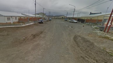 Se incendió la casa de un vecino de Río Gallegos, y para ayudarlos, cortan el pelo a precio accesible y recaudan fondos 