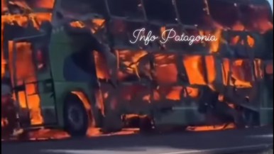 Un colectivo que viajaba a Río Gallegos se incendió completamente en plena ruta